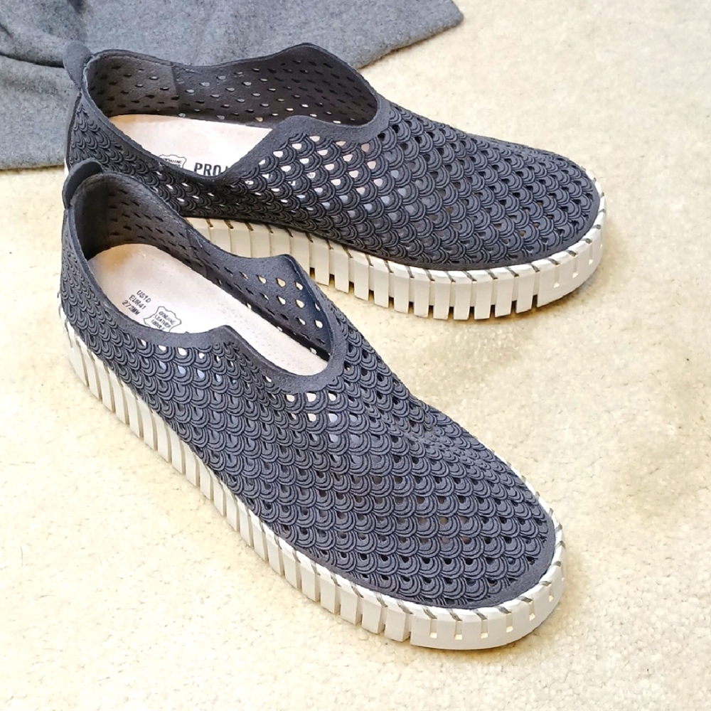 Project Cloud womens gray leather platform loafers. mint condition. size 10